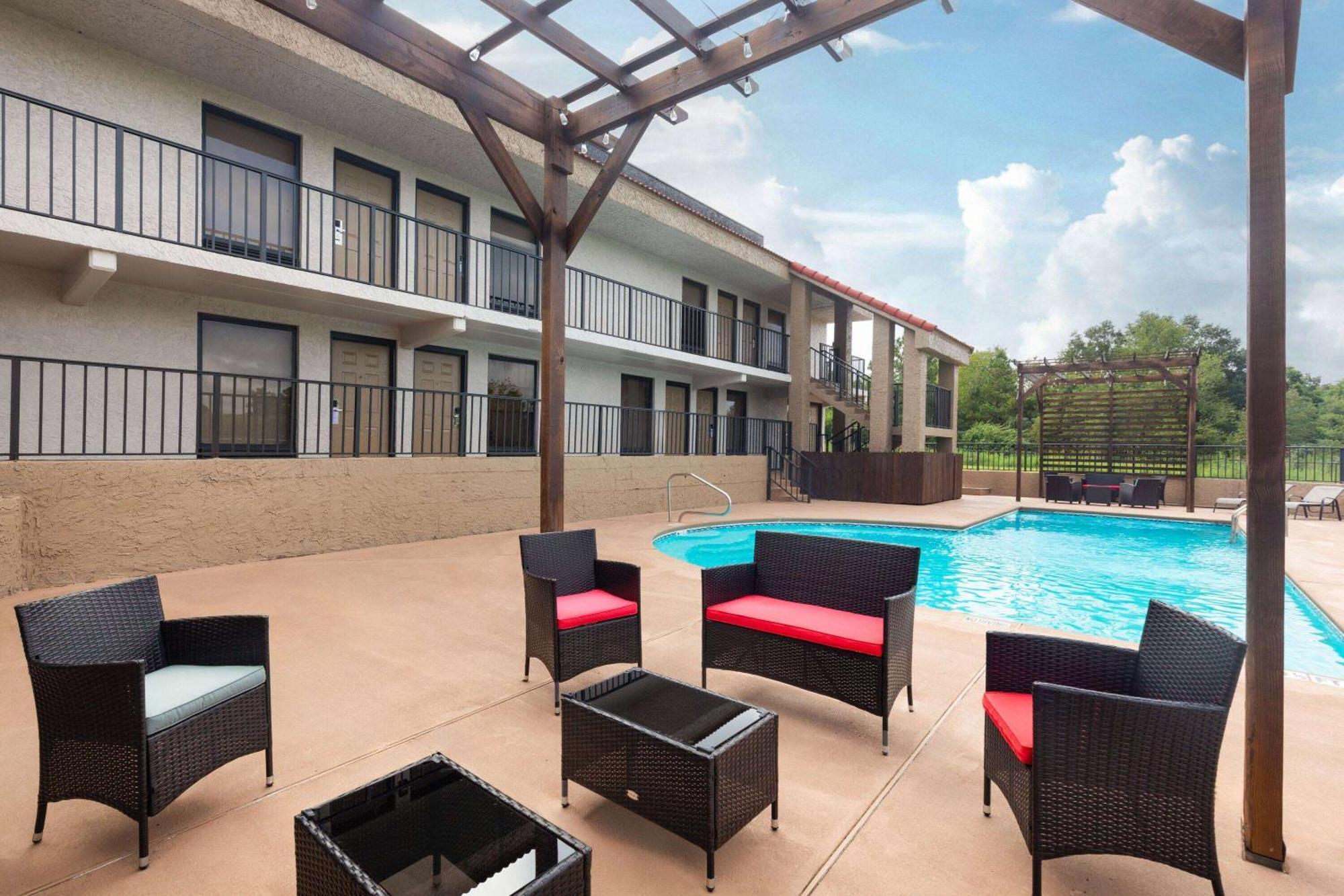 Hotel Ramada By Wyndham Bainbridge Esterno foto